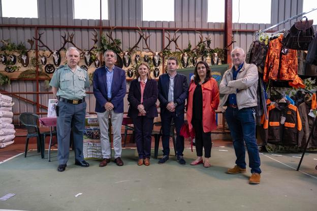 Manuel Calvo, segundo por la izquierda, y Charo Fernández, por la derecha, en el acto de inauguración de la Feria Asturcaza. 