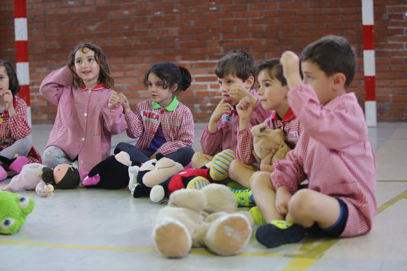 102 alumnos de infantil participaron en un simulacro y un taller impartido por técnicos de transporte sanitario