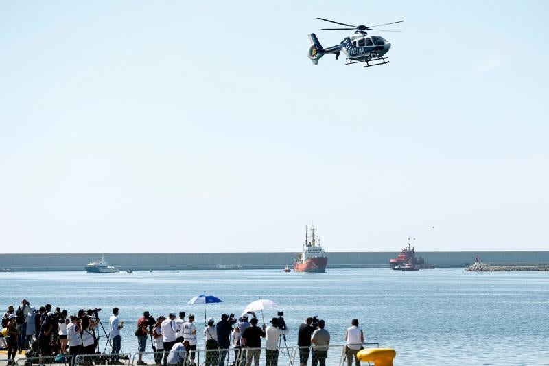 Aplausos y muestras de alegría de los inmigrantes a su llegada a España