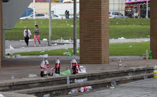 El 'botellón' sale del prau de las fiestas de Cabueñes para irse a la Escuela de Marina