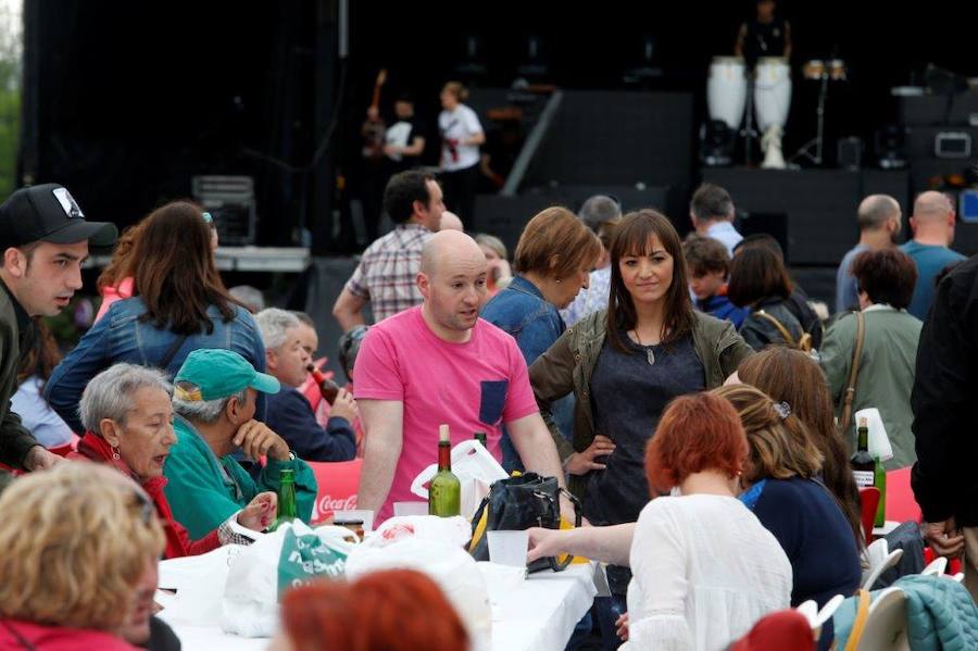 La Real Banda de Gaitas Ciudad de Oviedo y la orquesta Waykas amenizaron la jornada