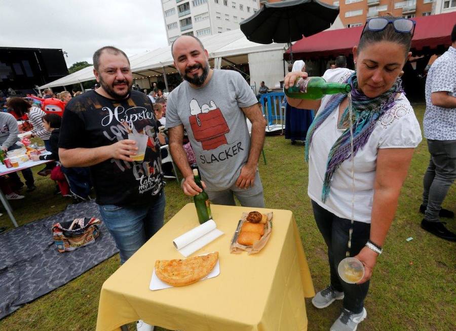 La Real Banda de Gaitas Ciudad de Oviedo y la orquesta Waykas amenizaron la jornada