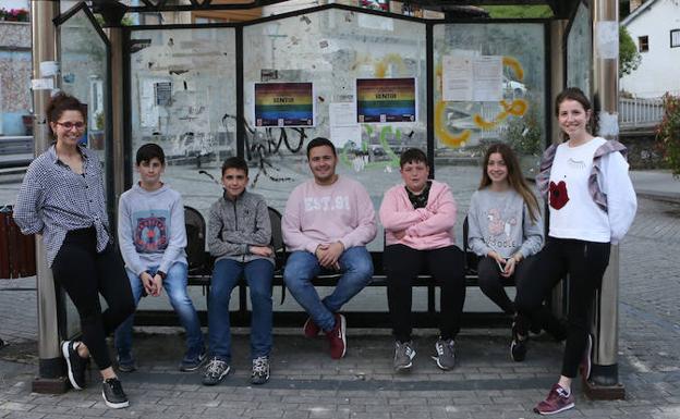 La monitora Cristina Villarejo, Guillermo Ordóñez, Daniel Montes, Sergio Ordóñez, Josín Suárez, Celia Arboleya y la concejala María Menéndez, en San Julián de Bimenes. 