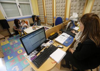 Imagen secundaria 1 - Sordera. A la izquierda, el pequeño Juan Cortabitarte junto a su madre Myriam Gómez, María Fernández y Maite Gutín, en el Instituto de Atención Temprana y Seguimiento (Iatys). A la derecha, la pequeña Sofía Torres de dos años trabaja para aprender los números junto a la estimuladora Carmen Pelaez y su madre Carmen Lucas.