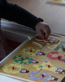 Imagen secundaria 2 - Sordera. A la izquierda, el pequeño Juan Cortabitarte junto a su madre Myriam Gómez, María Fernández y Maite Gutín, en el Instituto de Atención Temprana y Seguimiento (Iatys). A la derecha, la pequeña Sofía Torres de dos años trabaja para aprender los números junto a la estimuladora Carmen Pelaez y su madre Carmen Lucas.