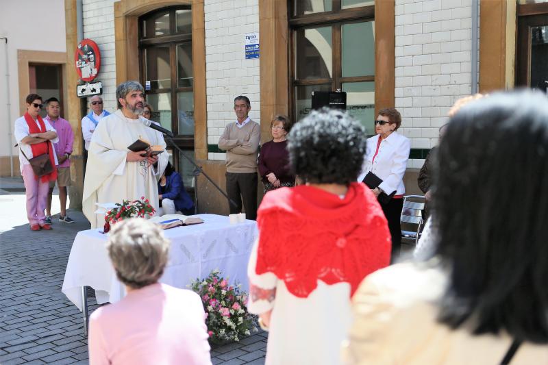 La céntrica calle de la localidad celebra el 50 aniversario de sus fiestas con la misa y el vermú