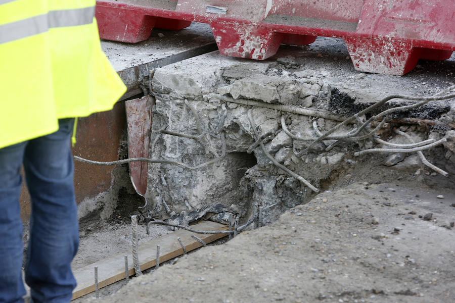 Varios kilómetros de retenciones en la 'Y' en sentido Gijón y Oviedo por el corte de un carril a la altura de la gasolinera de El Montico. Se debe a la ejecución de obras de reparación del firme que se alargarán hasta el viernes.