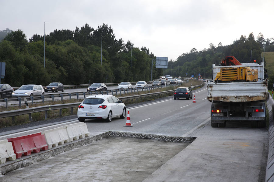 Varios kilómetros de retenciones en la 'Y' en sentido Gijón y Oviedo por el corte de un carril a la altura de la gasolinera de El Montico. Se debe a la ejecución de obras de reparación del firme que se alargarán hasta el viernes.