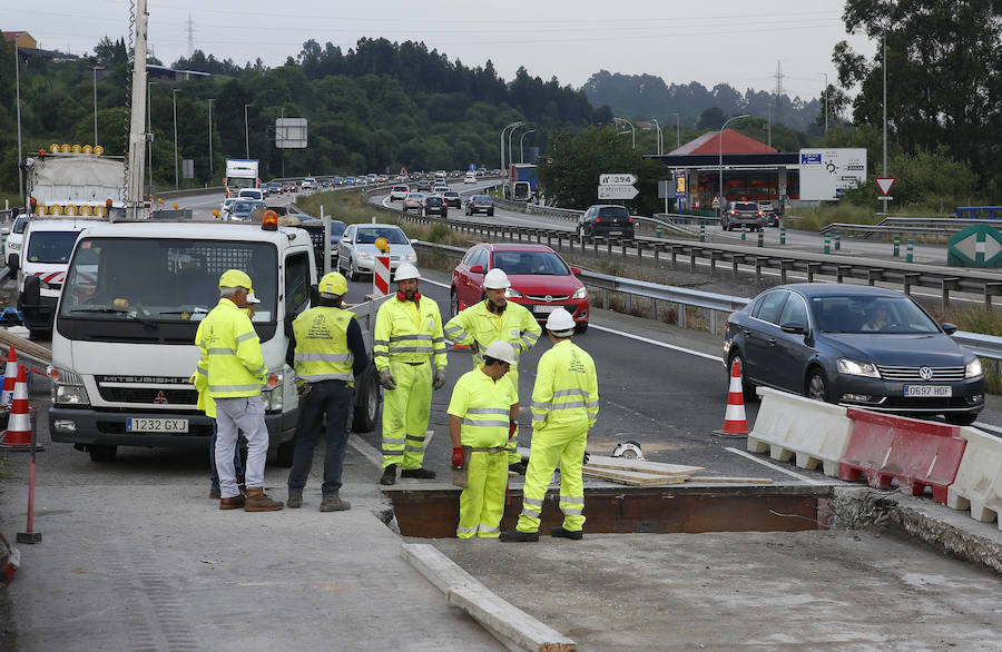 Varios kilómetros de retenciones en la 'Y' en sentido Gijón y Oviedo por el corte de un carril a la altura de la gasolinera de El Montico. Se debe a la ejecución de obras de reparación del firme que se alargarán hasta el viernes.