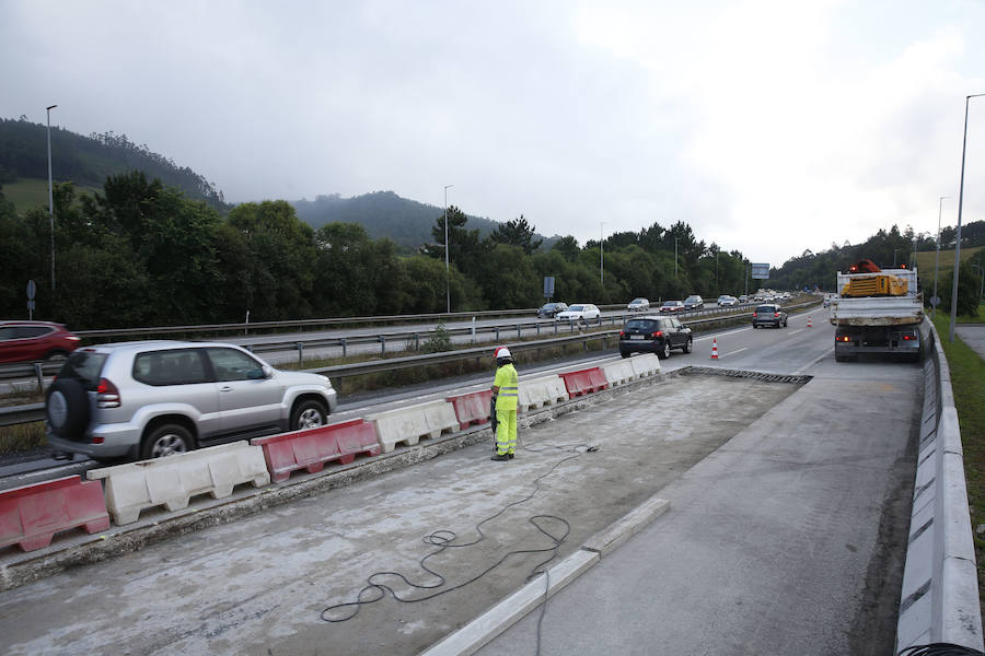 Varios kilómetros de retenciones en la 'Y' en sentido Gijón y Oviedo por el corte de un carril a la altura de la gasolinera de El Montico. Se debe a la ejecución de obras de reparación del firme que se alargarán hasta el viernes.