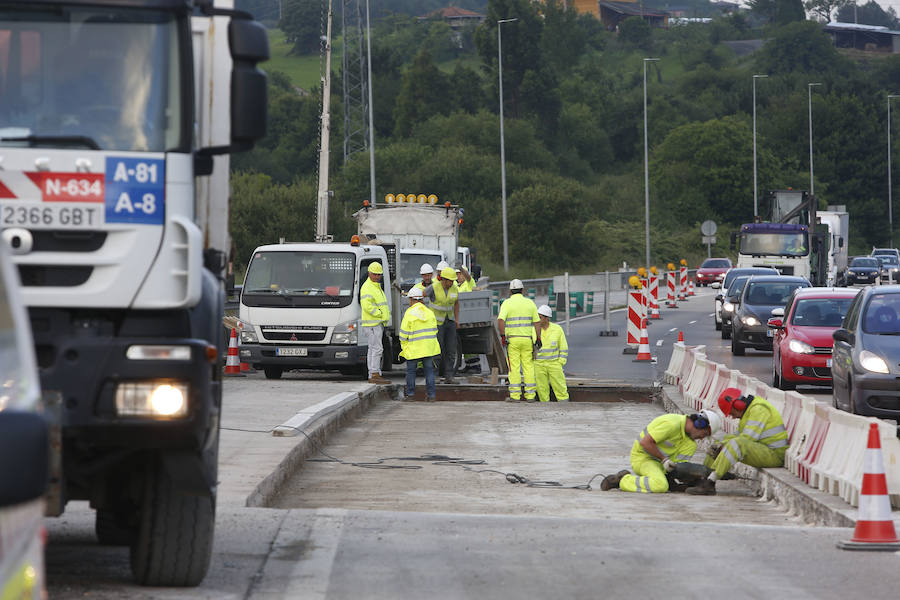 Varios kilómetros de retenciones en la 'Y' en sentido Gijón y Oviedo por el corte de un carril a la altura de la gasolinera de El Montico. Se debe a la ejecución de obras de reparación del firme que se alargarán hasta el viernes.