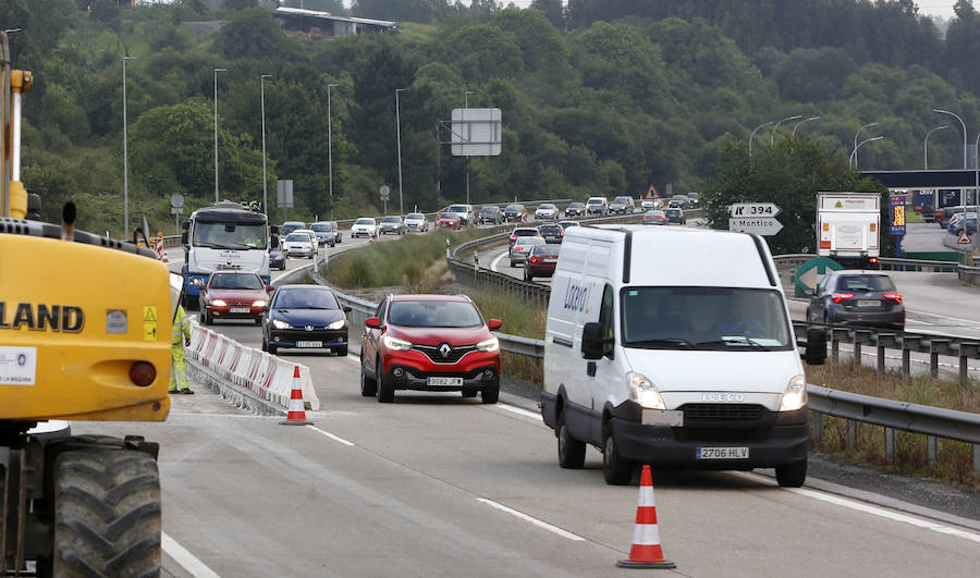 Varios kilómetros de retenciones en la 'Y' en sentido Gijón y Oviedo por el corte de un carril a la altura de la gasolinera de El Montico. Se debe a la ejecución de obras de reparación del firme que se alargarán hasta el viernes.