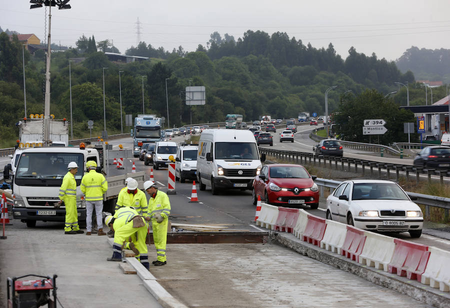 Varios kilómetros de retenciones en la 'Y' en sentido Gijón y Oviedo por el corte de un carril a la altura de la gasolinera de El Montico. Se debe a la ejecución de obras de reparación del firme que se alargarán hasta el viernes.