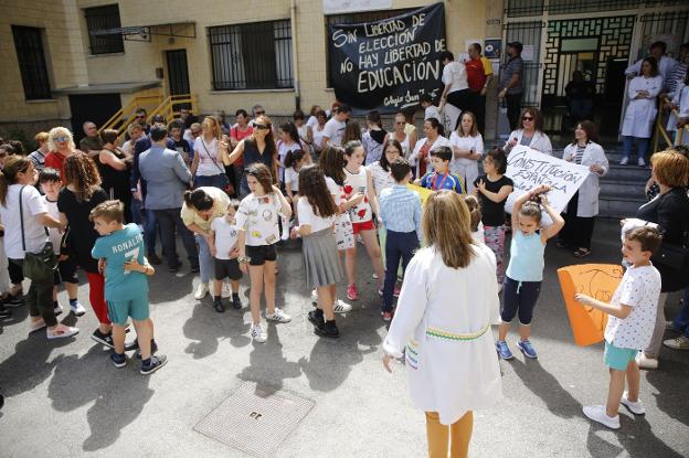 La comunidad educativa del colegio San José durante la protesta por el cierre del aula. 