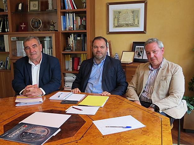 Carlos Paniceres, en el centro, durante la reunión. 