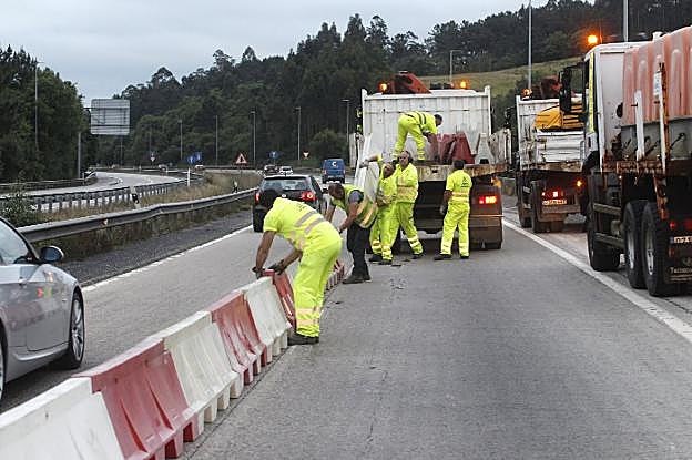 Operarios colocando las barreras anoche antes de empezar a sanear la fisura. 