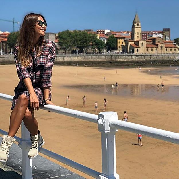 Lara Álvarez compartió con todos sus seguidores esta fotografía sentada en la barandilla de la playa.