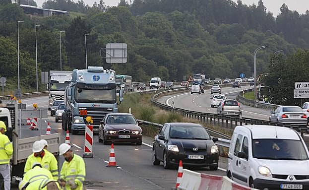 Retenciones en la 'Y' a la altura de El Montico, donde se ejecutan las obras.