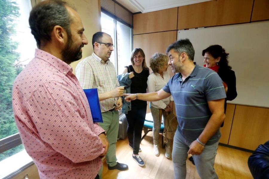 El consejero de Educación y Cultura, Genaro Alonso, ha hecho entreda de los distintivos a seis centros seleccionados para formar parte de la red asturiana de Centros Escolares Promotores de la Actividad Física y de la Salud