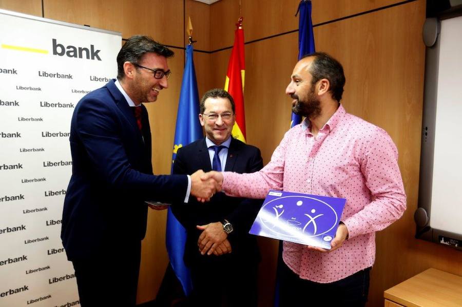 El consejero de Educación y Cultura, Genaro Alonso, ha hecho entreda de los distintivos a seis centros seleccionados para formar parte de la red asturiana de Centros Escolares Promotores de la Actividad Física y de la Salud