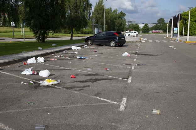 Restos de botellón, tras las fiestas de Cabueñes. 