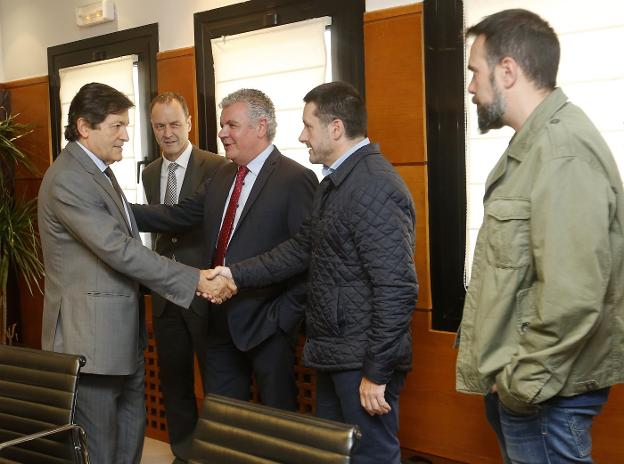 El presidente del Principado, Javier Fernández, saluda a Javier Fernández Lanero (UGT), en presencia de Alberto González (Fade), Belarmino Feito (Fade) y José Manuel Zapico (CC OO). 