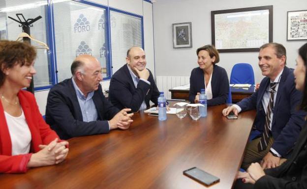 Carmen Moriyón y Pedro Leal, junto con otros miembros de Foro, en la sede de Gijón.