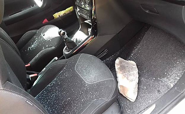 Imagen principal - Una gran piedra atraviesa la luna del coche de una mujer cuando circulaba por Amieva