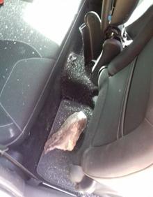 Imagen secundaria 2 - Una gran piedra atraviesa la luna del coche de una mujer cuando circulaba por Amieva