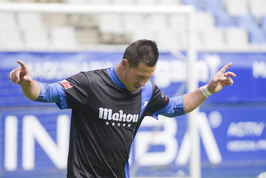 Cerca de medio millar de aficionados del Real Oviedo participaron en el 'Partido de las Estrellas' que organizó un año más la empresa Mahou, una de las patrocinadoras del club