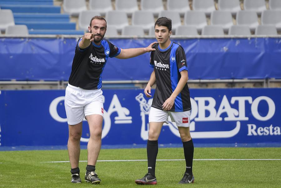 Cerca de medio millar de aficionados del Real Oviedo participaron en el 'Partido de las Estrellas' que organizó un año más la empresa Mahou, una de las patrocinadoras del club