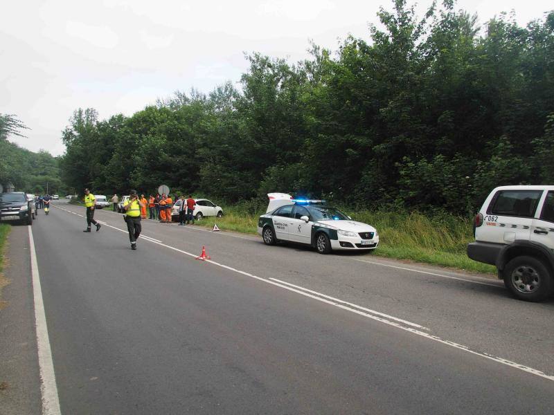 Una joven de 24 años de Cangas de Onís ha fallecido en un accidente ocurrido en la AS-114 en Corao en el que se han visto implicados cuatro vehículos. Otras dos personas han resultado heridas de consideración.