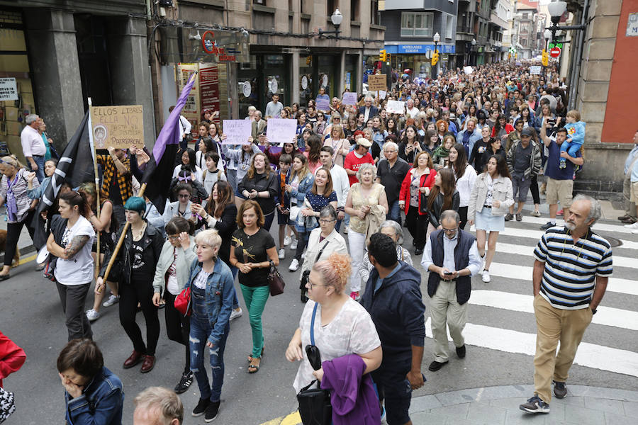 Cientos de personas secundan las concentraciones de rechazo a la salida de prisión de los miembros de 'La Manada'