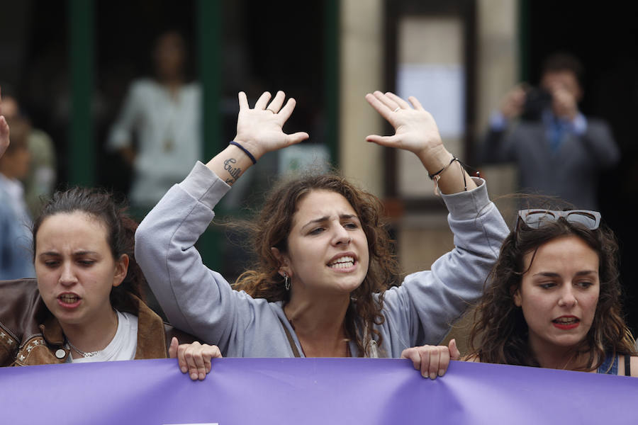 Cientos de personas secundan las concentraciones de rechazo a la salida de prisión de los miembros de 'La Manada'