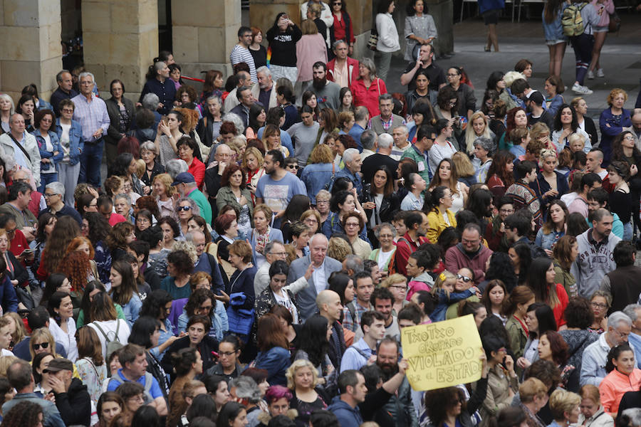 Cientos de personas secundan las concentraciones de rechazo a la salida de prisión de los miembros de 'La Manada'