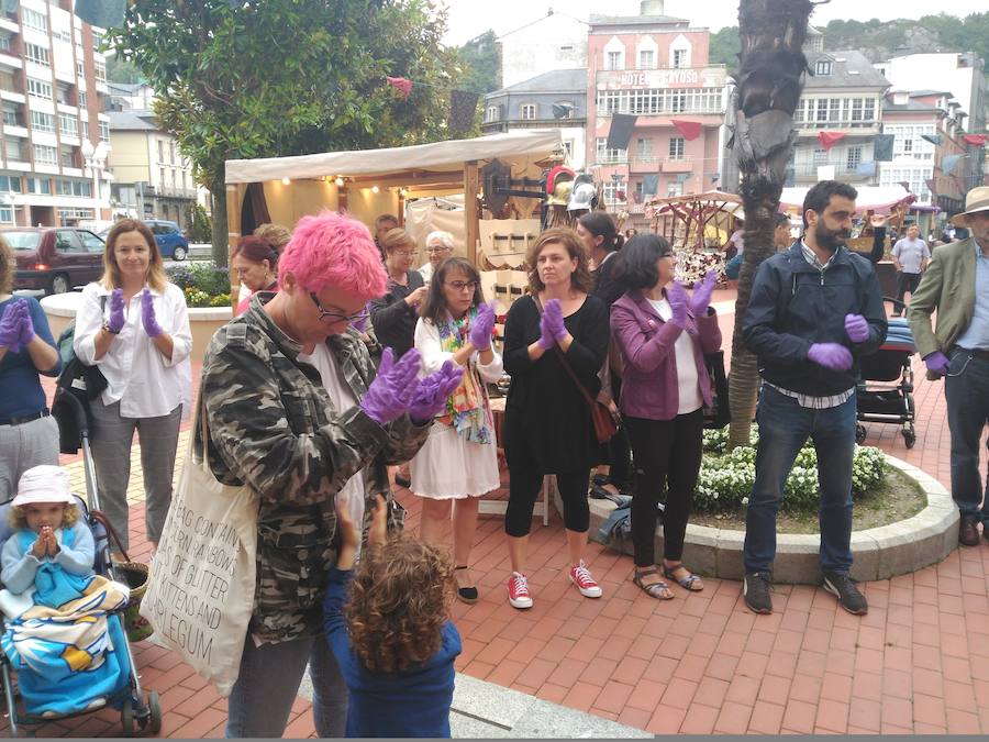 Fotos: Concentración contra la libertad provisional de &#039;La Manada&#039; en Luarca