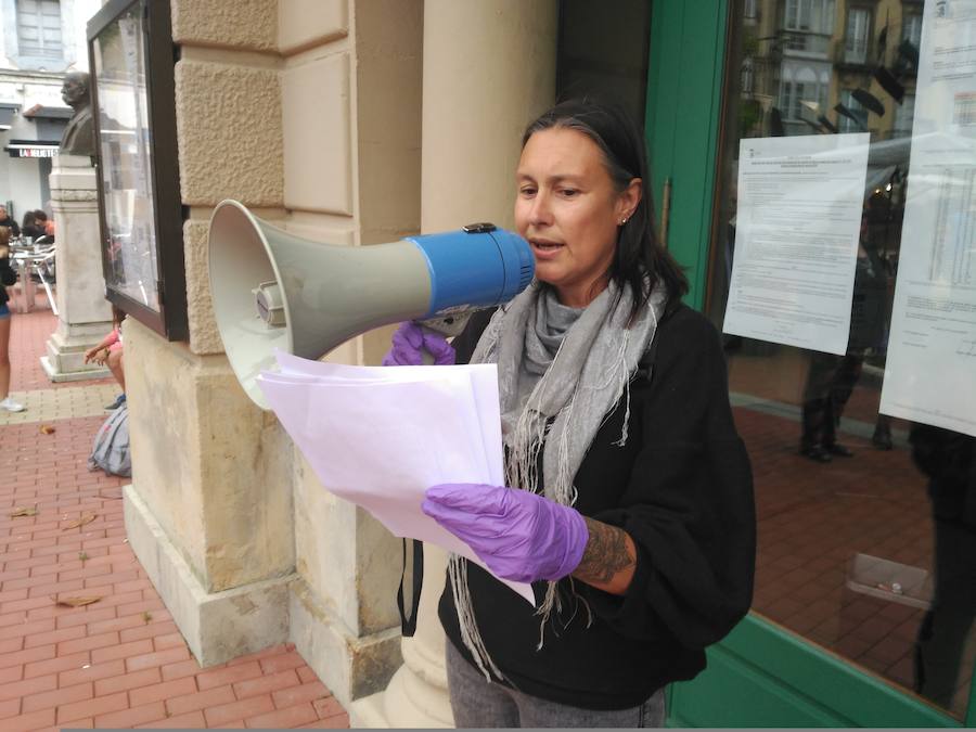 Fotos: Concentración contra la libertad provisional de &#039;La Manada&#039; en Luarca