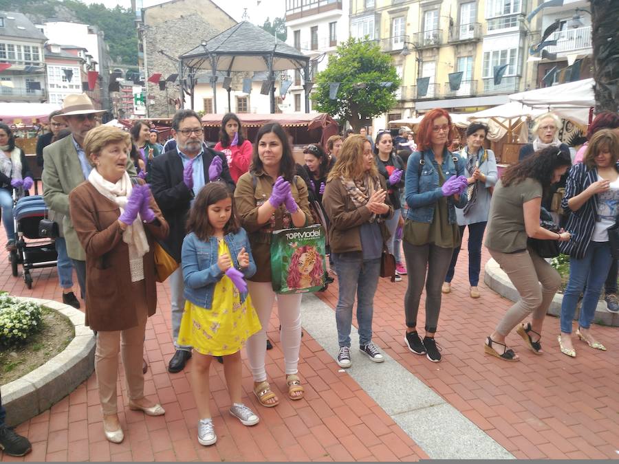 Fotos: Concentración contra la libertad provisional de &#039;La Manada&#039; en Luarca