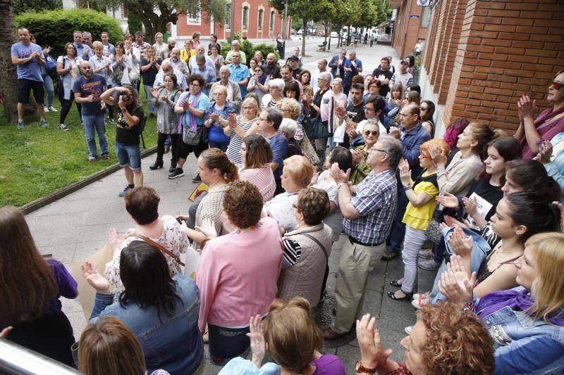 Los juzgados de la localidad fueron el escenario de una protesta contra la decisión de libertad provisional para los cinco acusados.