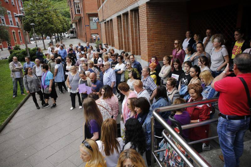 Los juzgados de la localidad fueron el escenario de una protesta contra la decisión de libertad provisional para los cinco acusados.