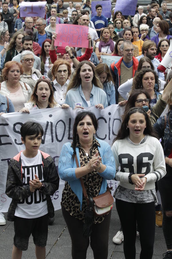 Fotos: Oviedo se manifiesta contra la libertad provisional de &#039;La Manada&#039;