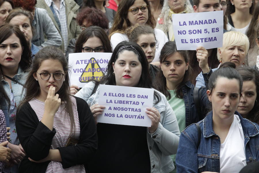 Cientos de personas secundan las concentraciones de rechazo a la salida de prisión de los miembros de 'La Manada'