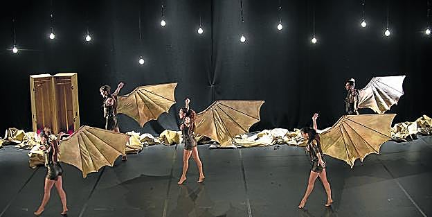 'Vuelos' es el espectáculo de Aracaladanza que mañana llega al Palacio Valdés de Avilés. 