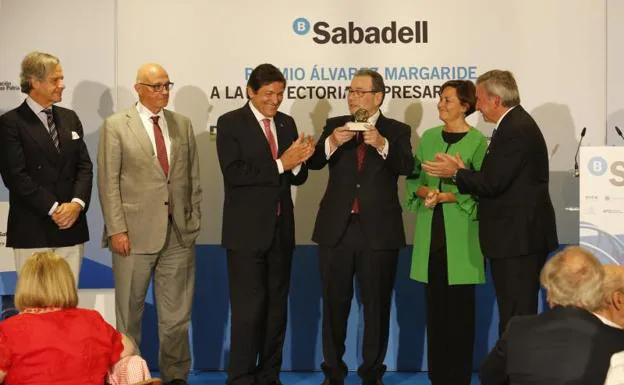 Sabino García Vallina recoge el premio de manos de Javier Fernández.