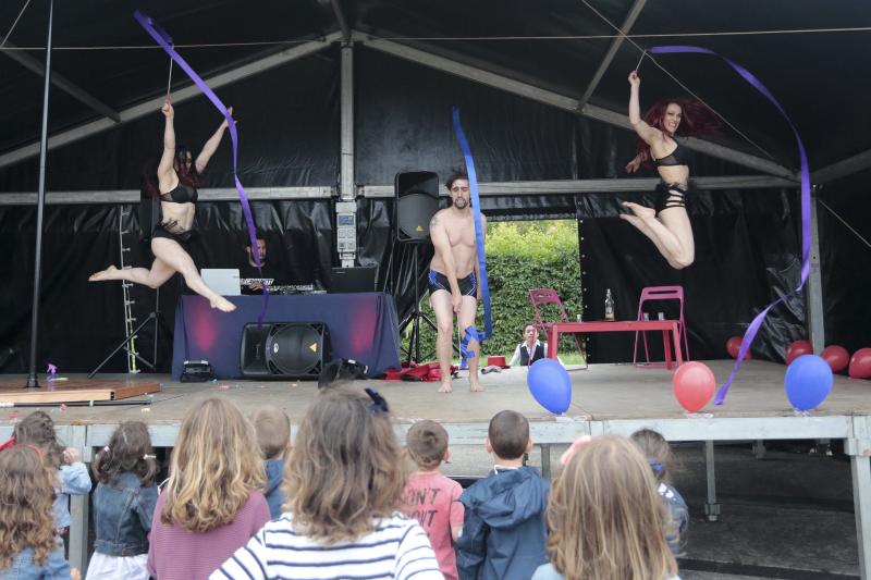 El barrio da el pistoletazo de salida a San Juan con una demostración de pole dance