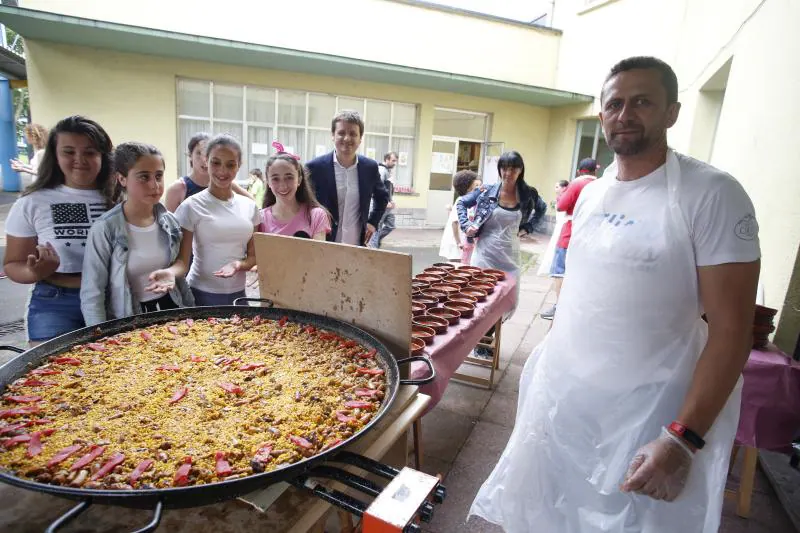 Los colegios celebran el fin de curso con multitudinarias y divertidas fiestas con agua, hinchables, música y comidas de convivencia.