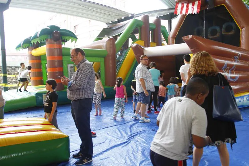 Los colegios celebran el fin de curso con multitudinarias y divertidas fiestas con agua, hinchables, música y comidas de convivencia.