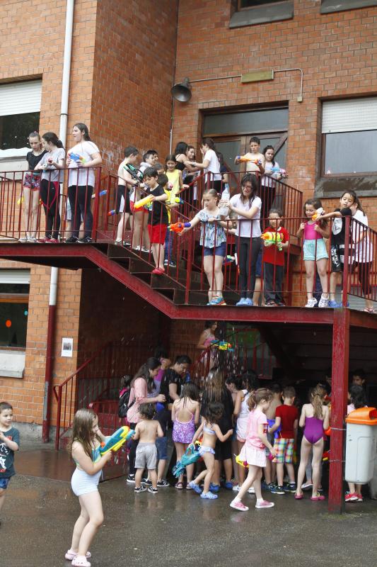 Los colegios celebran el fin de curso con multitudinarias y divertidas fiestas con agua, hinchables, música y comidas de convivencia.