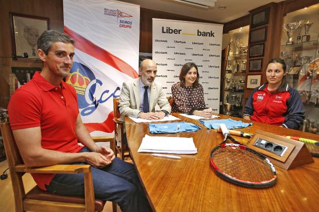 Rafa Fernández, Antonio Corripio, Ana Echenique y Lucía Iglesias, durante la presentación del Torneo Social Tenis Liberbank. 