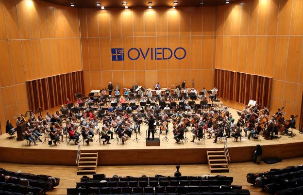 La OSPA y Oviedo Filarmonía, juntas, sobre el escenario del Auditorio Príncipe Felipe. 